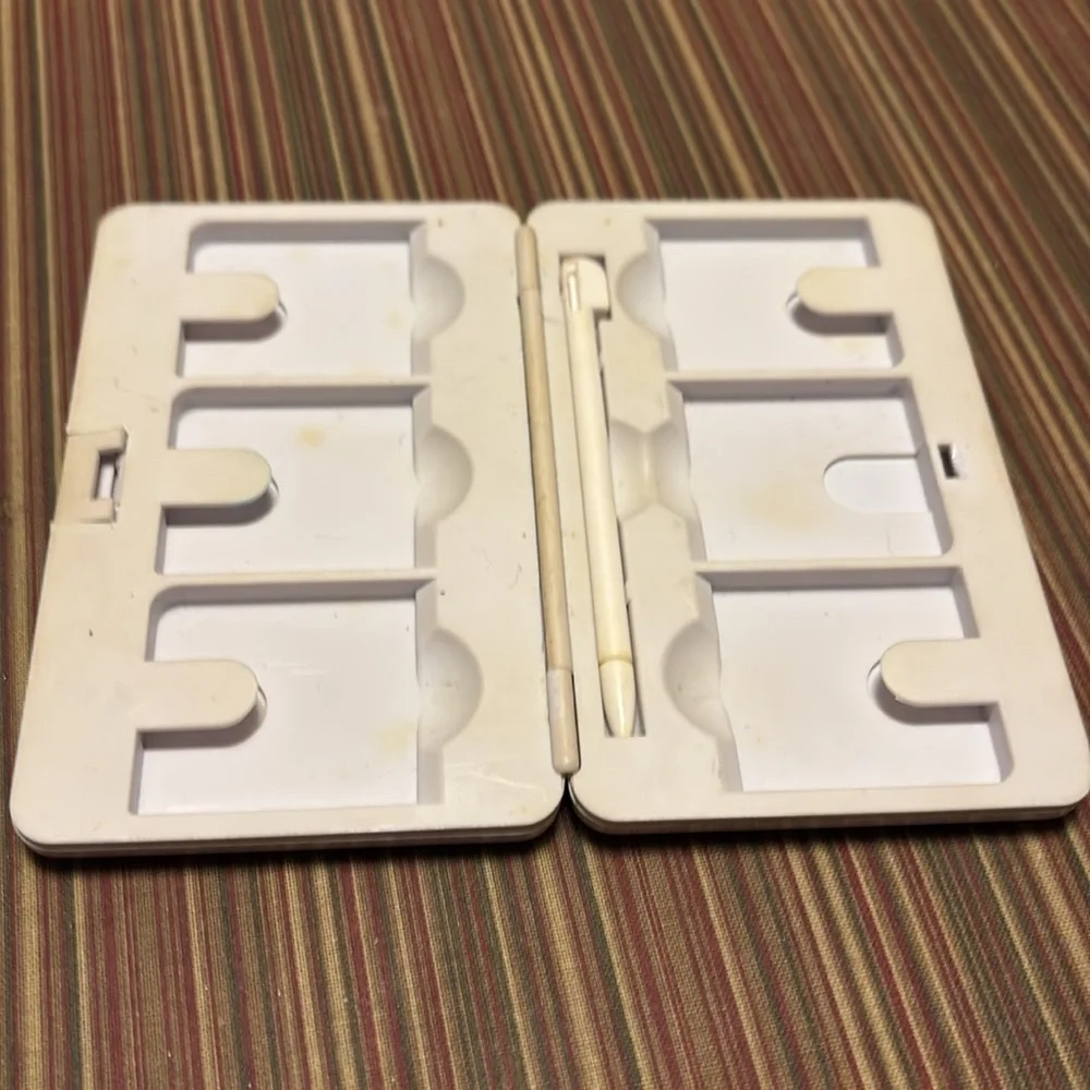 White storage Case for Nintendo Ds game cartridges fits 6 and a stylus pen